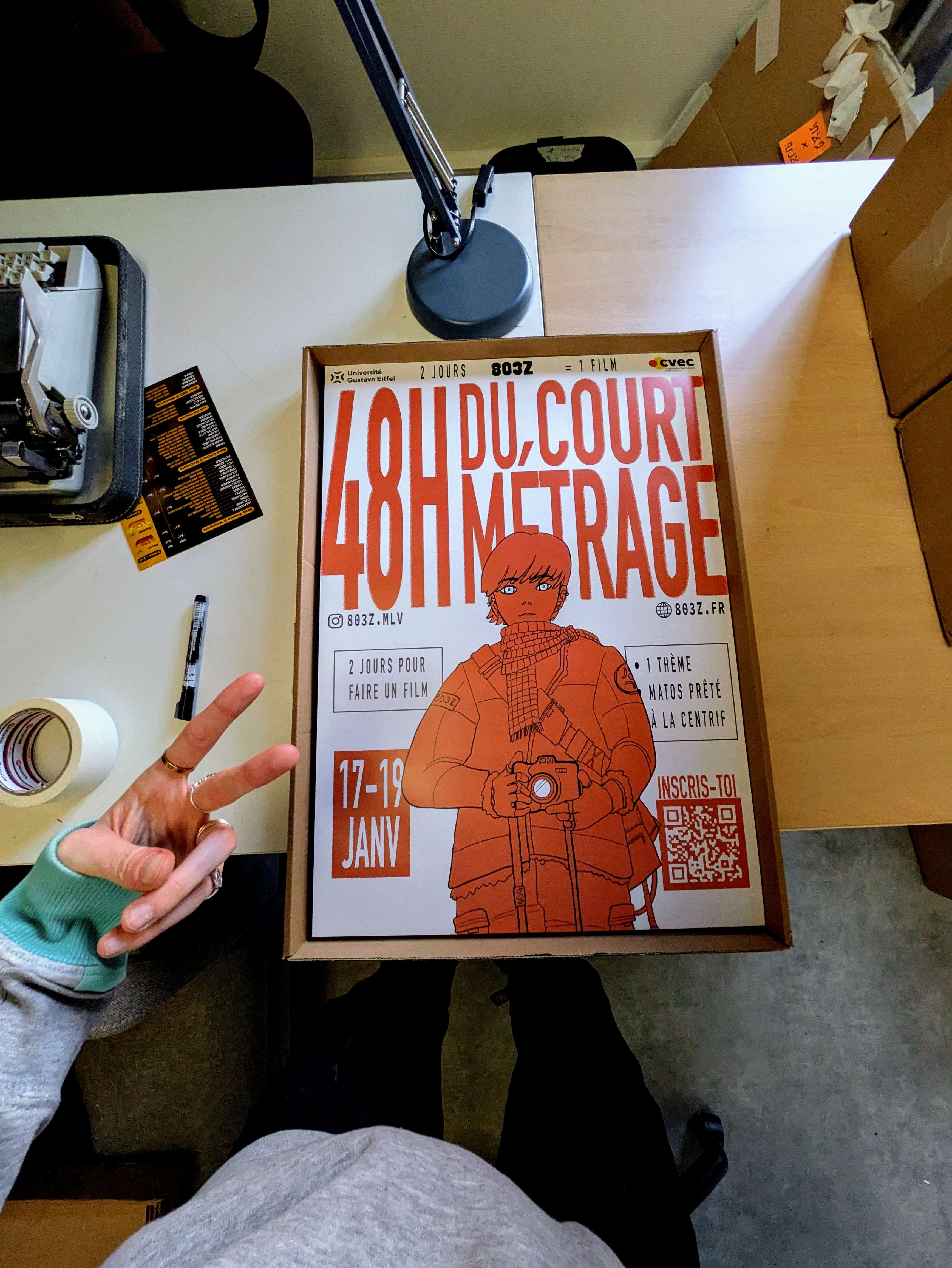 L'affiche imprimée sur un bureau