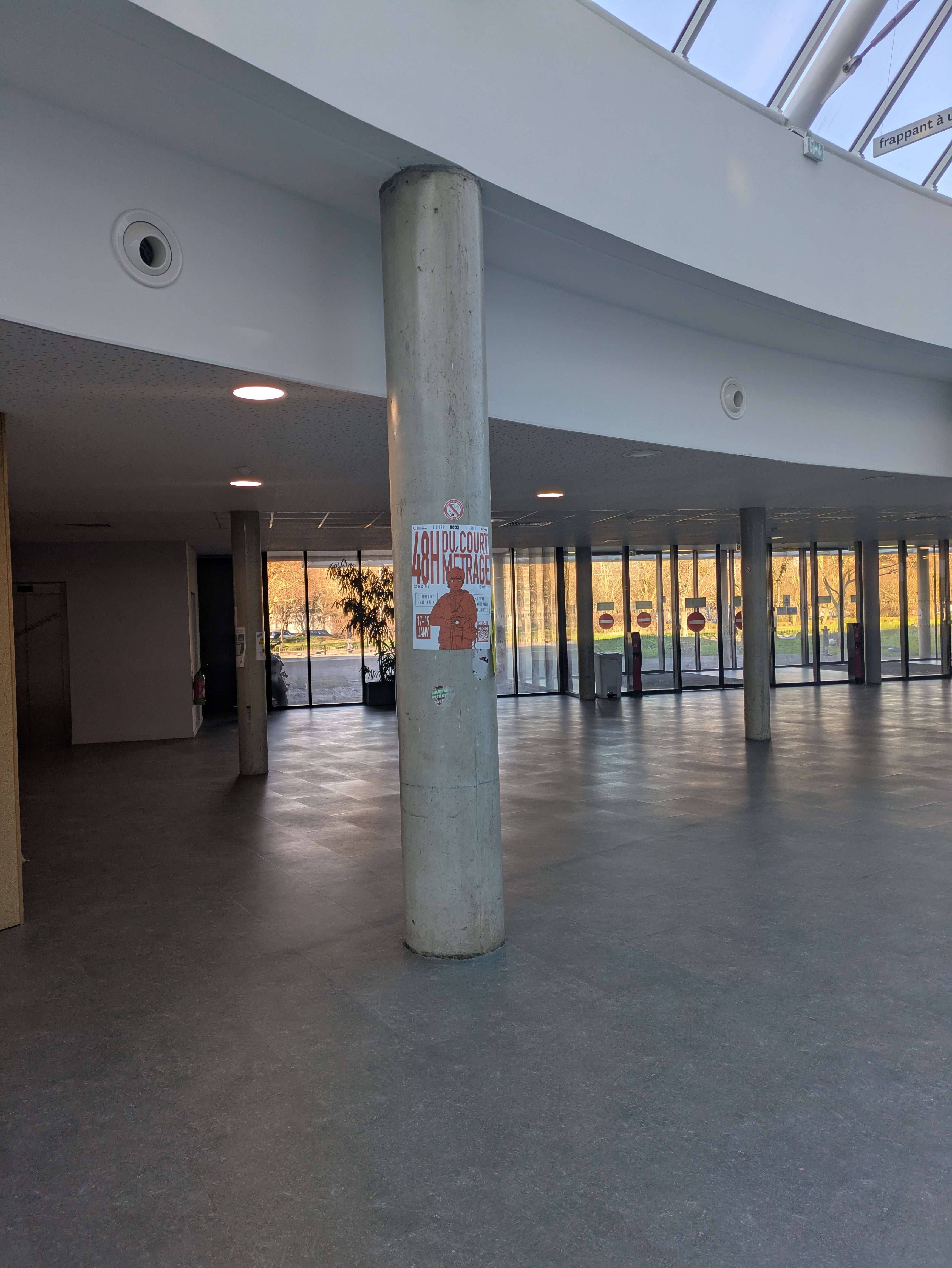 L'affiche sur un pilier, dans un hall de l'université