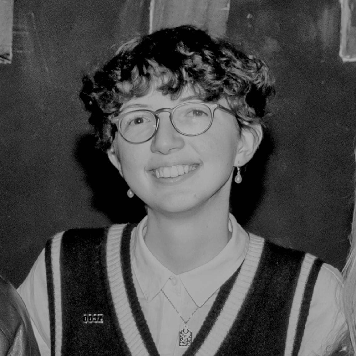 Portrait d'Anna Maria Lannaud, souriante, en noir et blanc